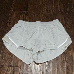 Like new Lululemon Hotty Hot short 2.5”